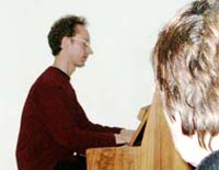 Foto tijdens expositie: Nico speelt piano